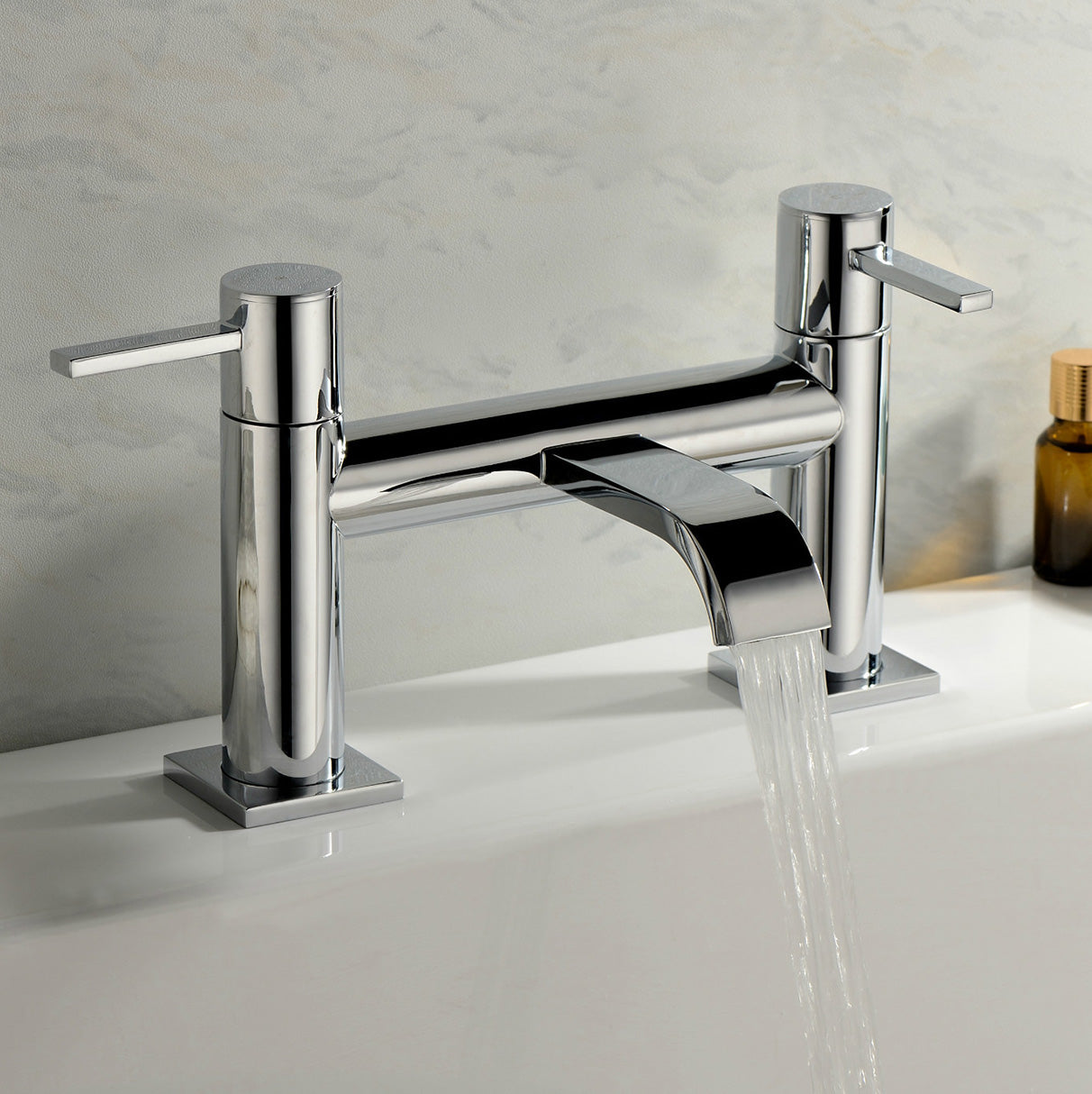 Urban Modern Bathroom Design Waterfall Deck Mounted Bath Filler Tap