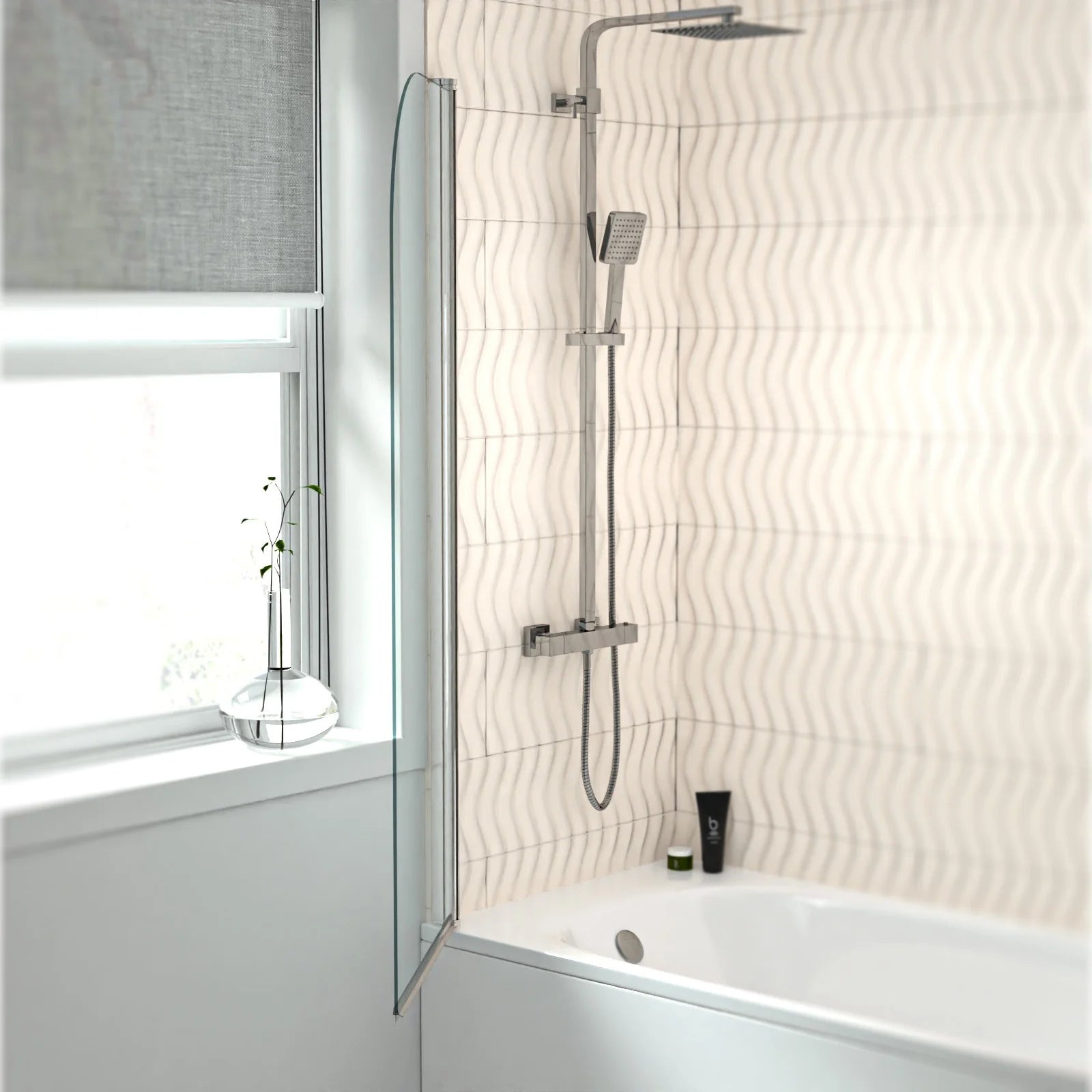 Hinged 600 x 1400mm Bathtub Screen, 5mm Tempered Glass - Aluminium